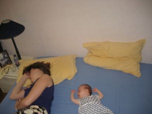A Paris je dormais avec maman dans le lit de Bon-Pa car je n'avais pas de petit lit!!Il fesait tres tres chaud qd on est arrives, 35 degres.